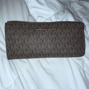 Michael Kors Jet set travel large logo quarter zip wallet